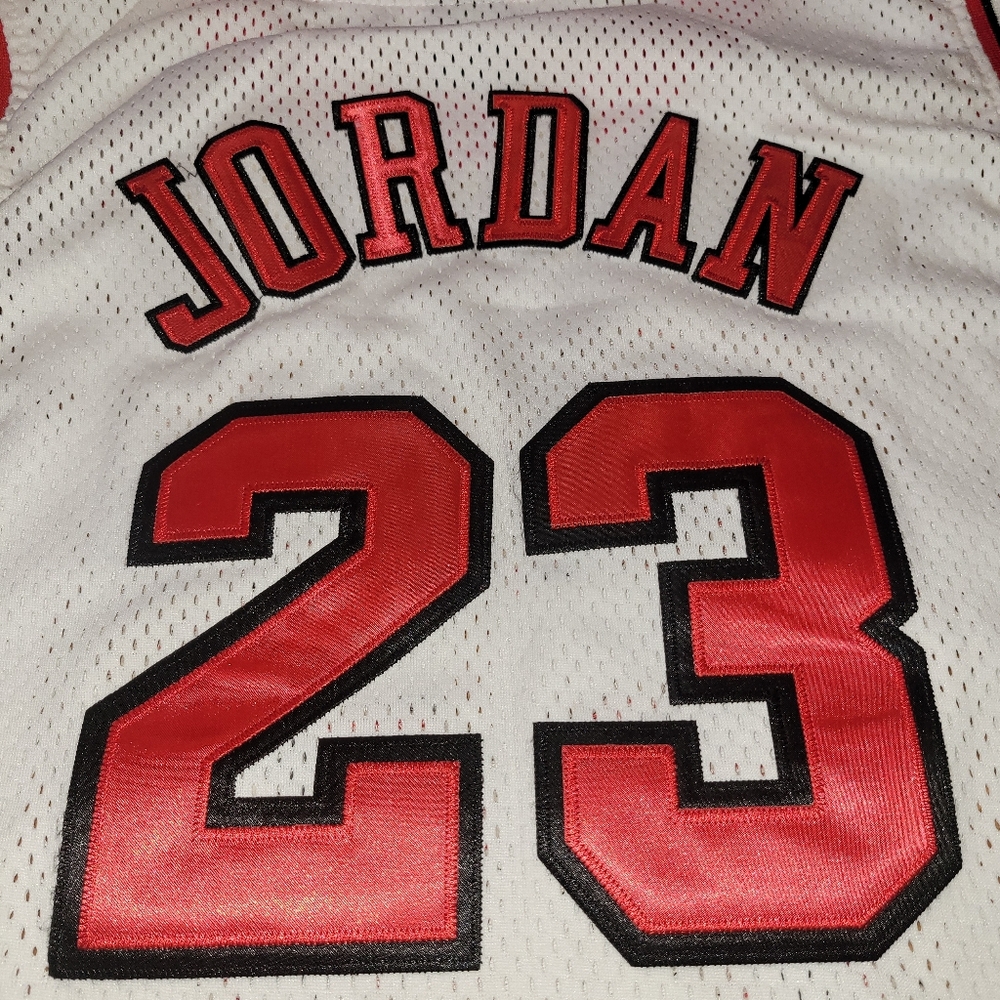 Nike Jordan Chicago Bulls White and Red Jersey - Picture 3 of 6
